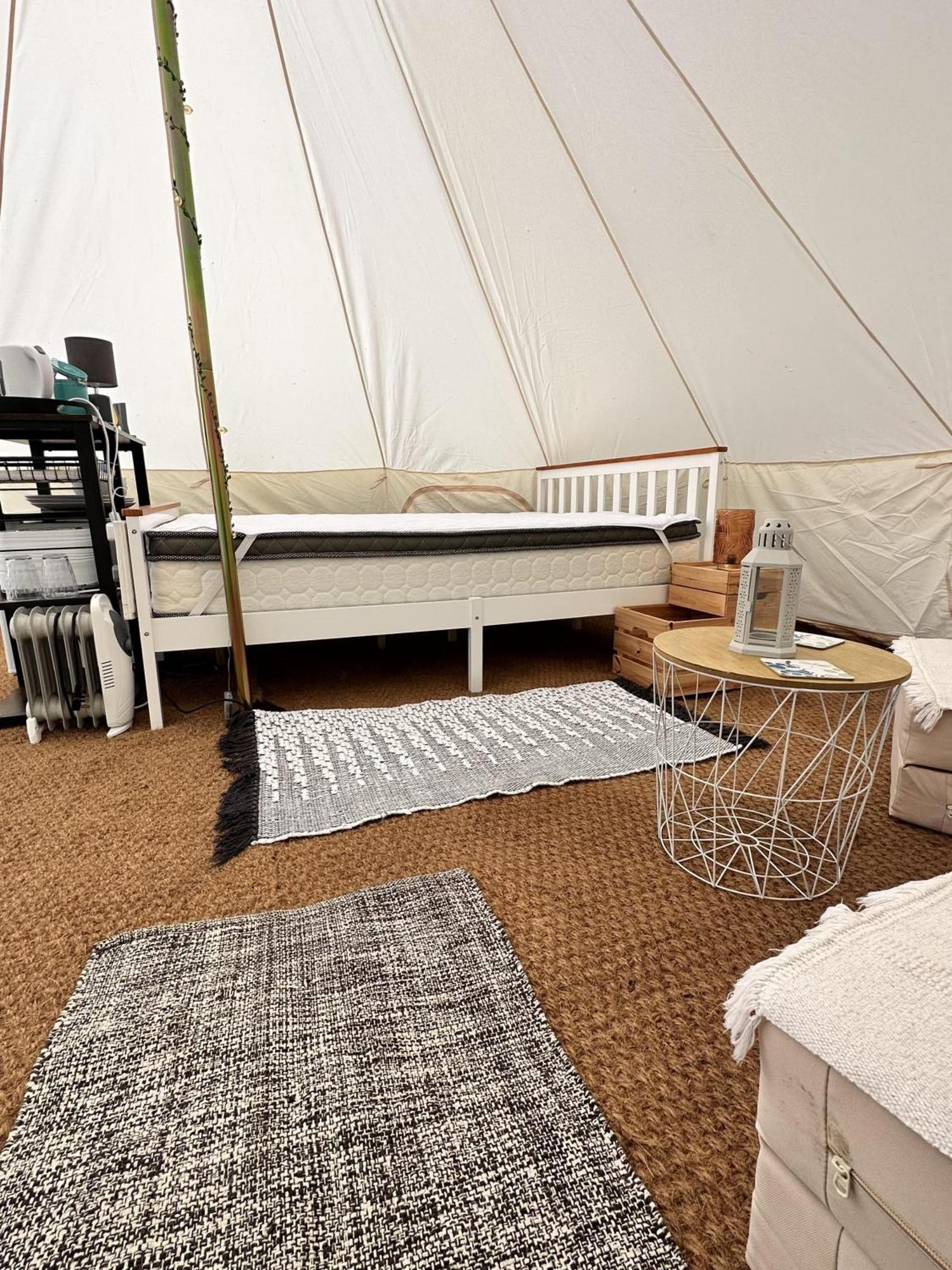 Spacious Bell Tent At Herigerbi Park Lincolnshire Villa แกรนแธม ภายนอก รูปภาพ