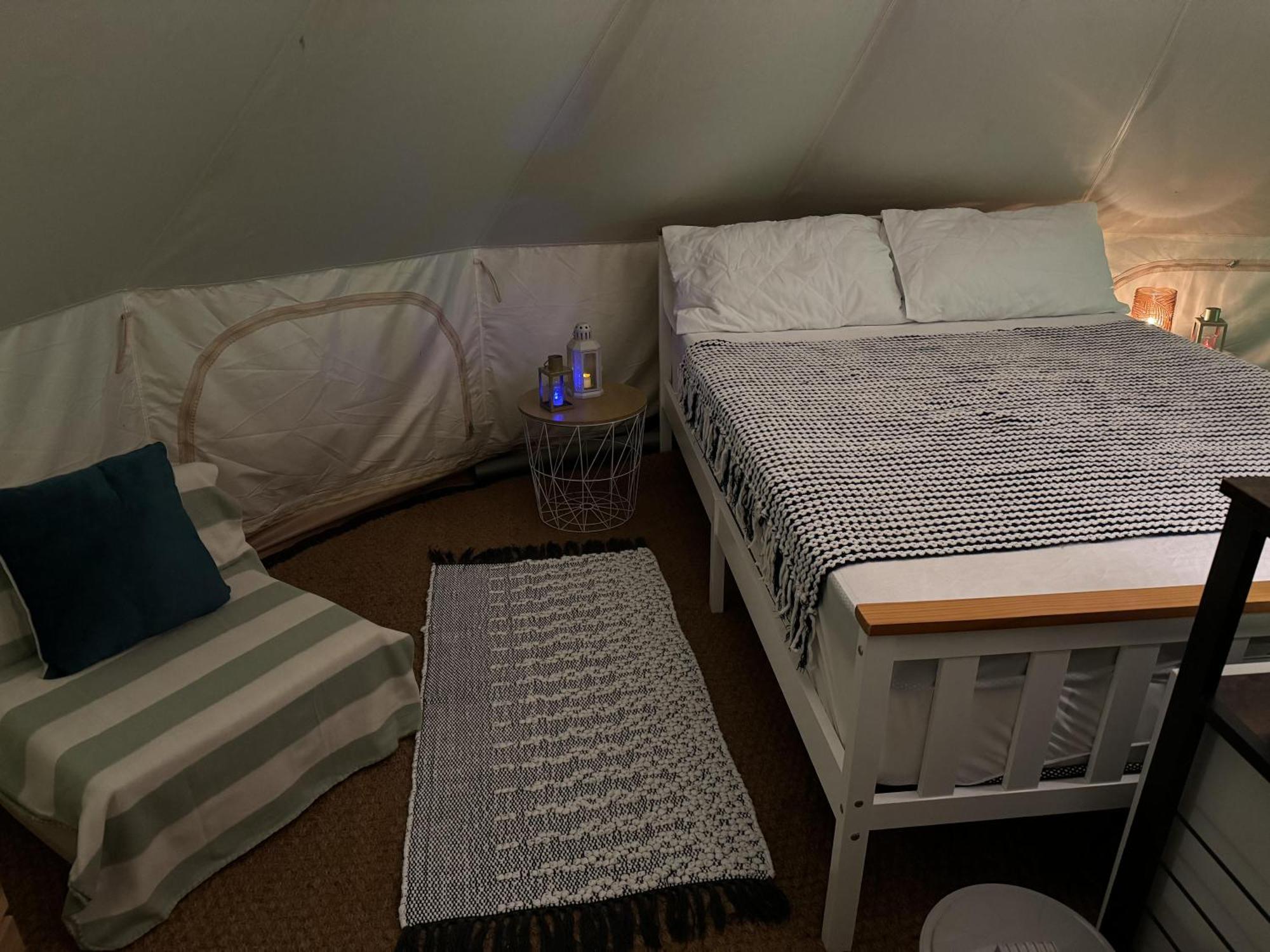 Spacious Bell Tent At Herigerbi Park Lincolnshire Villa แกรนแธม ภายนอก รูปภาพ