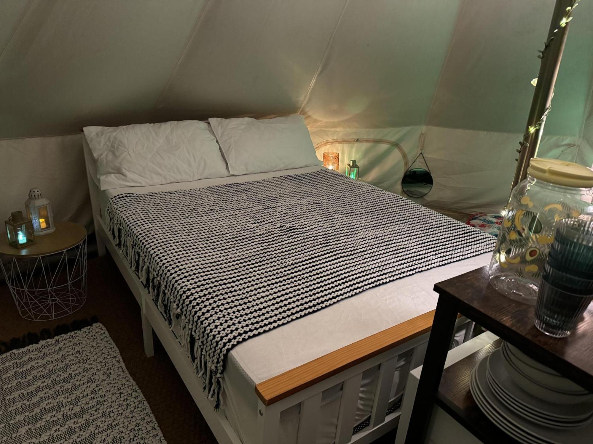 Spacious Bell Tent At Herigerbi Park Lincolnshire Villa แกรนแธม ภายนอก รูปภาพ